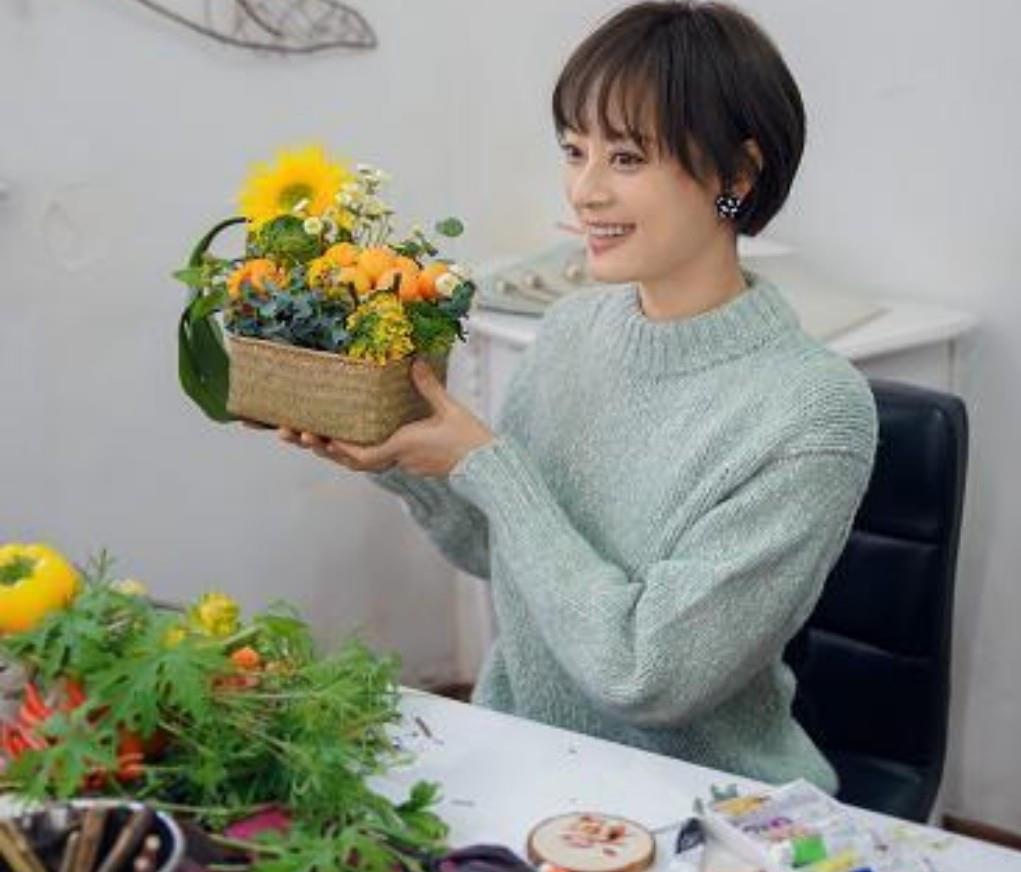 孙俪|孙俪闲着在家插花，空气刘海搭配绿毛衣，气质温柔越来越有女人味
