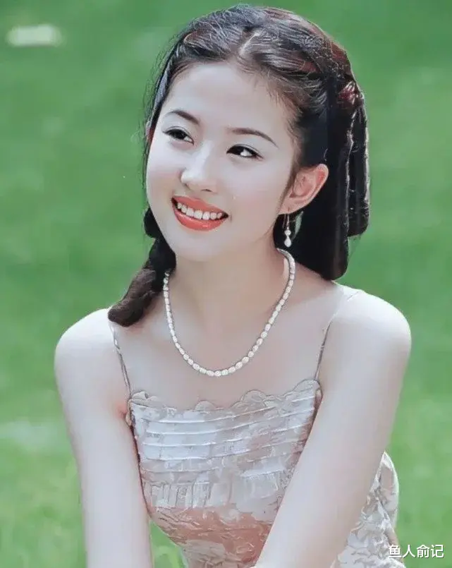 刘亦菲|刘亦菲穿紧身吊带旧照曝光，14岁的她已经是如此的精致和完美