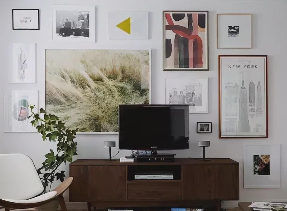 |电视背景墙别再走石膏线了，容易开裂年轻人都爱这样设计