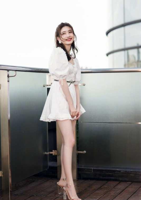 江疏影|半裙彻底过时了，今年流行泡泡袖连衣裙，看江疏影穿出了高级感