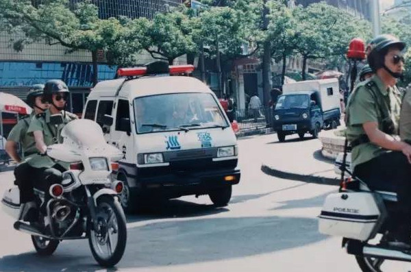 警察意外丢枪被人买走,成立团伙连杀5人被捕