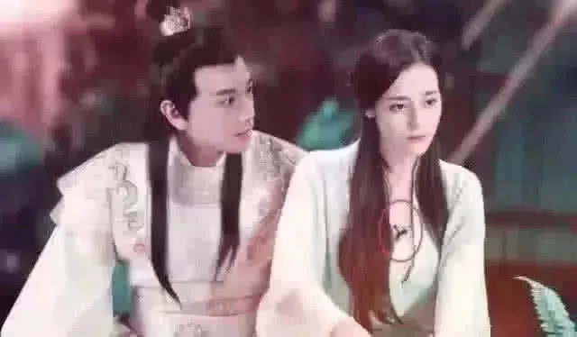 穿帮镜头|笑到掀桌子的穿帮镜头，张无忌的凉鞋忍了，蛇精的舌头秀翻我！