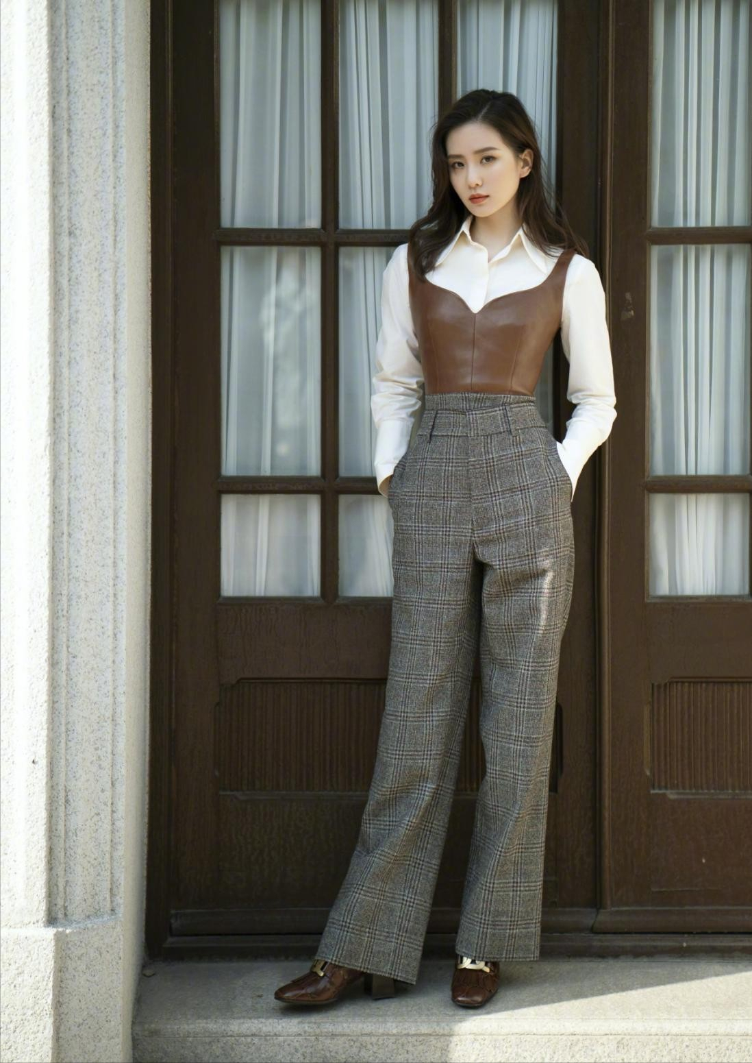 刘诗诗|刘诗诗真是活成了女人羡慕的样子，简单的衬衫，都能穿出高级感