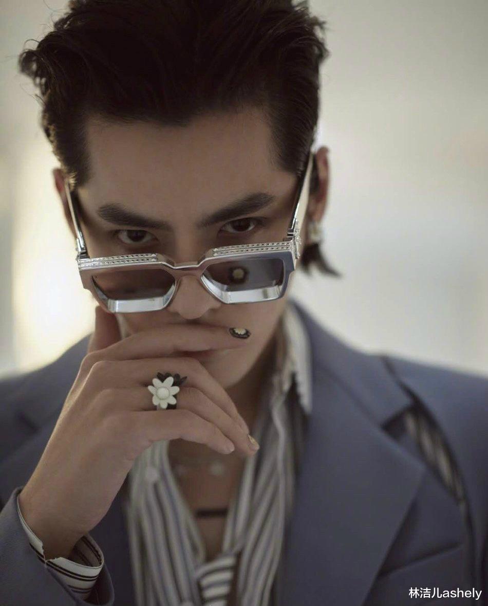 林洁儿ashely|吴亦凡绿色美甲登封，抢眼又时髦，怎么连男明星都开始做美甲了？
