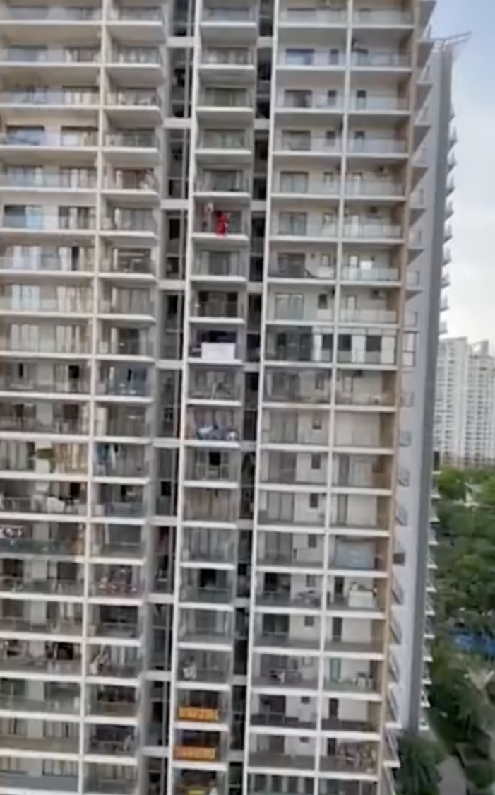 谋稻粱矣 一女子头顶红发身穿红裙,在20多层露台跳舞坠楼,留下一封遗书