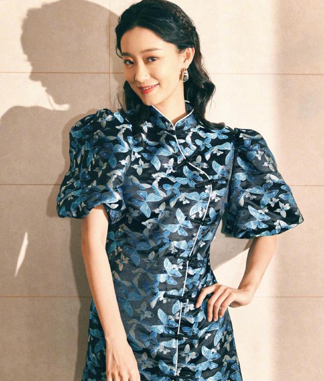 江南|张小斐亮相地方春晚，三千元旗袍惊艳无比，继央视春晚后再现美腿