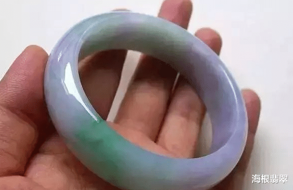 翡翠手镯|大姐花10万买的一只春带彩翡翠手镯，竟然被低温“冻没了”紫色？