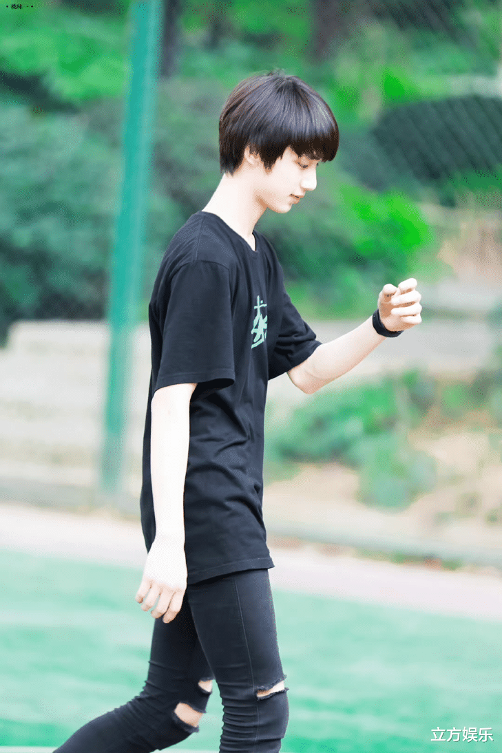 热舞|北电新生合影：丁程鑫身高太矮其貌不扬，女学员每个颜值都很高！