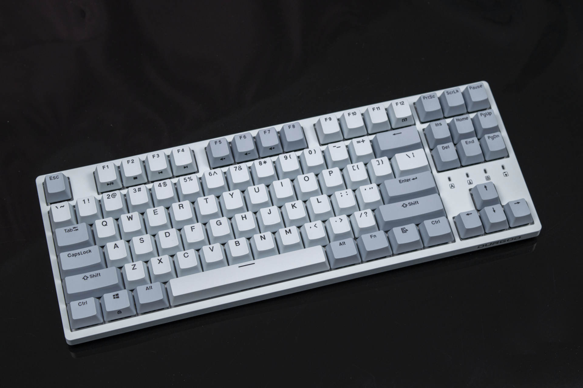 機械鍵盤|耐看百搭: 杜珈金牛座K320淺霧藍Cherry紅軸機械鍵盤開箱