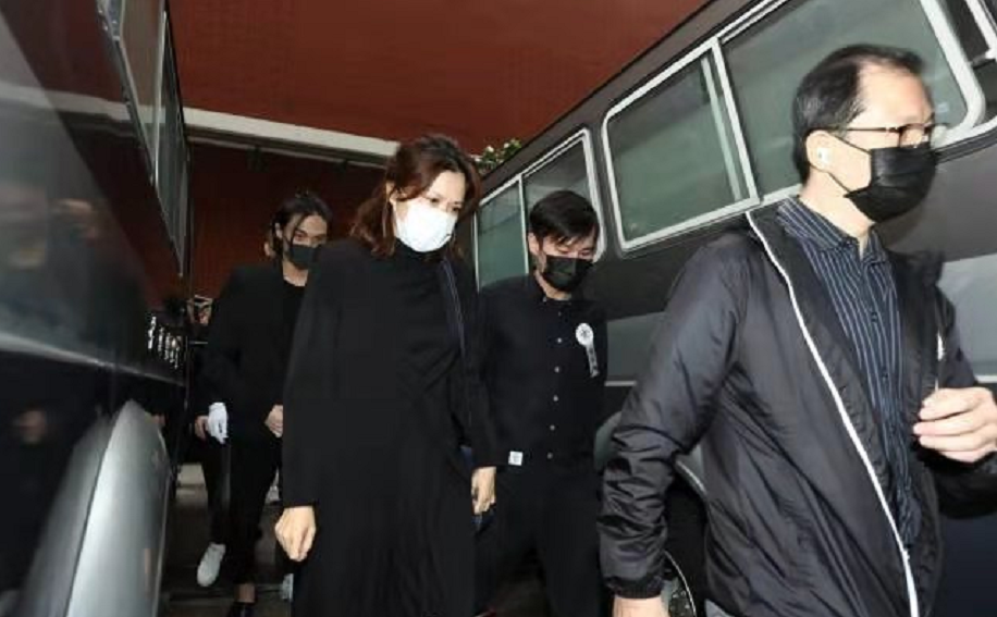 余香凝|吴孟达告别仪式！17岁儿子力压姐姐挑大梁，第二任妻女却遗憾缺席