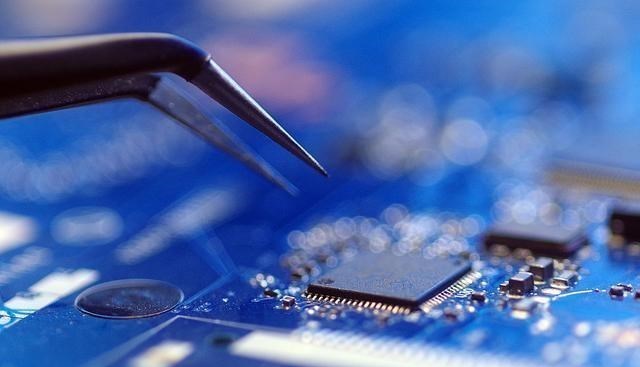 芯片|彻底乱套！英特尔宣布决定，美国院士发出感慨，美国将为自私买单