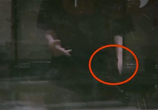 王俊凯|王俊凯和工作人员谈事,谁注意他手放的位置?粉丝:你才21岁呀