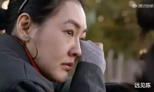 白莲花|小s远比你想的“懦弱”，在外当大众女神，回到家连大气都不敢出