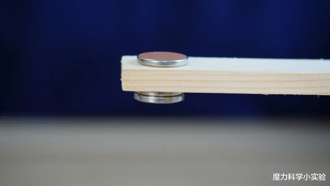 魔力 魔力科学小实验，铅笔粘上电池和磁铁，竟然飞快地转起来了！