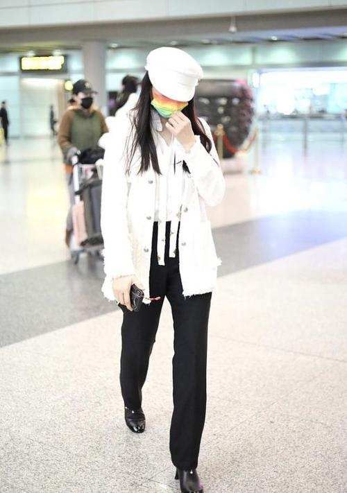 伊能静|伊能静离开滤镜仍惊艳，穿白裙配上粉色蝴蝶结，看不出真实年龄