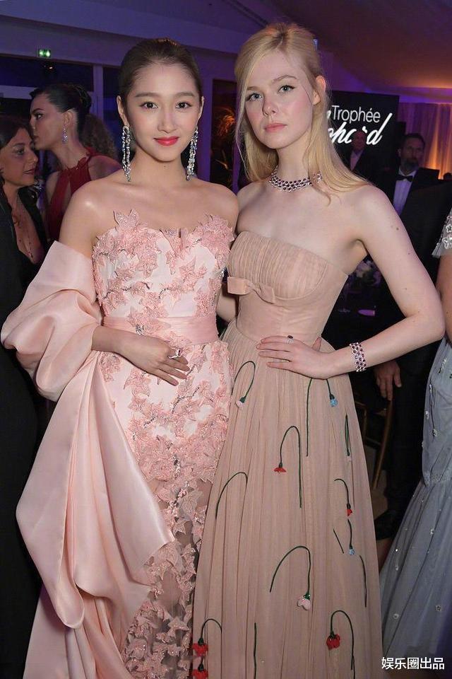 关晓彤|关晓彤的状态真是A，在国外出席活动，与国际名模合影依然抢镜