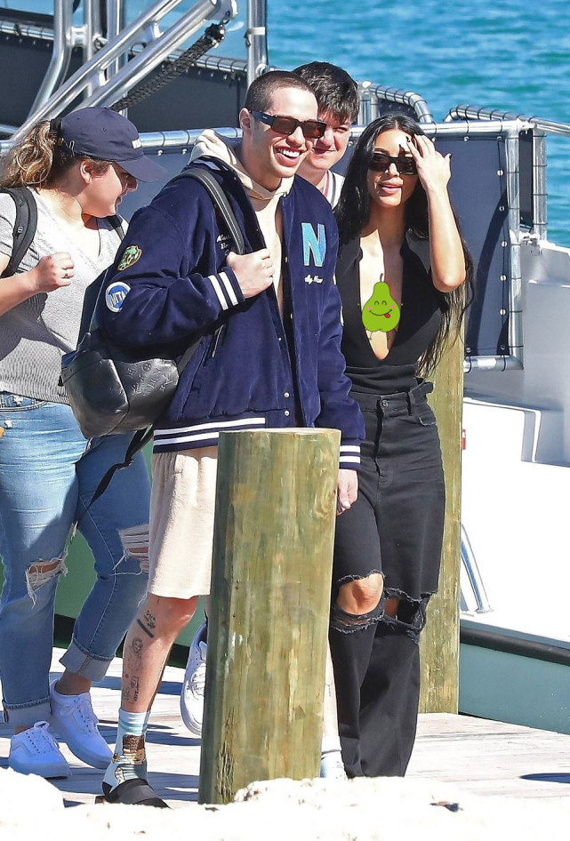 金·卡戴珊|金·卡戴珊和28岁鲜肉登岛，都很兴奋，久违豪放似在比拼侃爷新恋