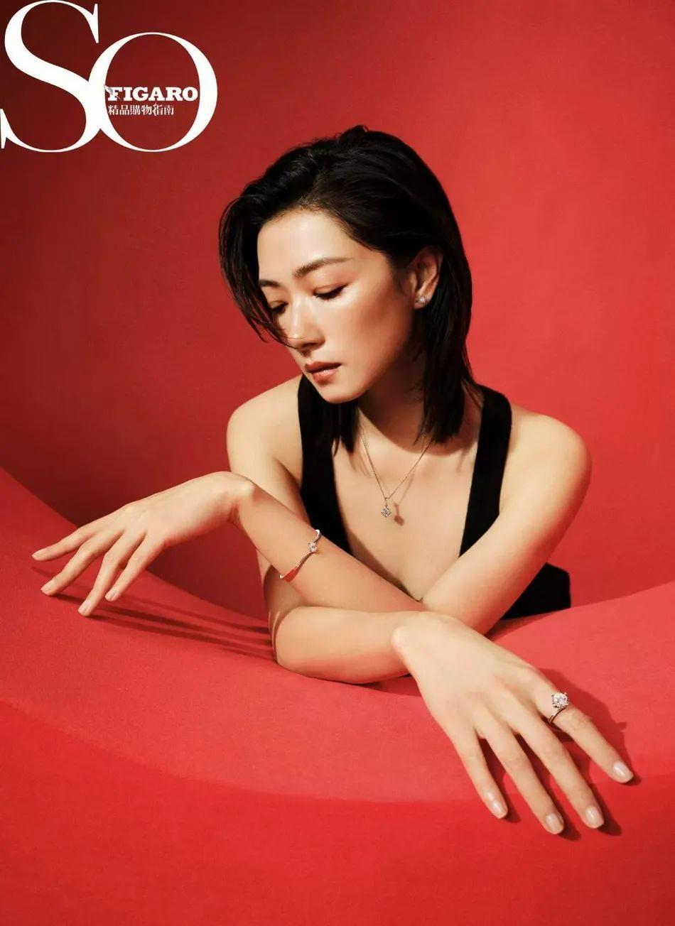 粉色|万茜红色光影的时尚写真超美艳！雪肤玉貌太性感妩媚