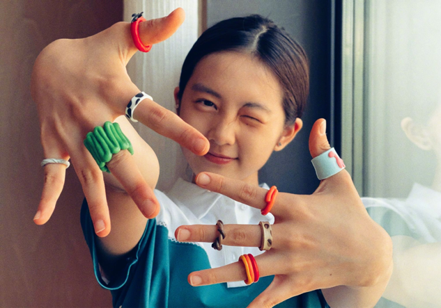 张纪中|黄磊15岁女儿现身高档健身房，早晨穿紧身衣压腿，有专人指导练习