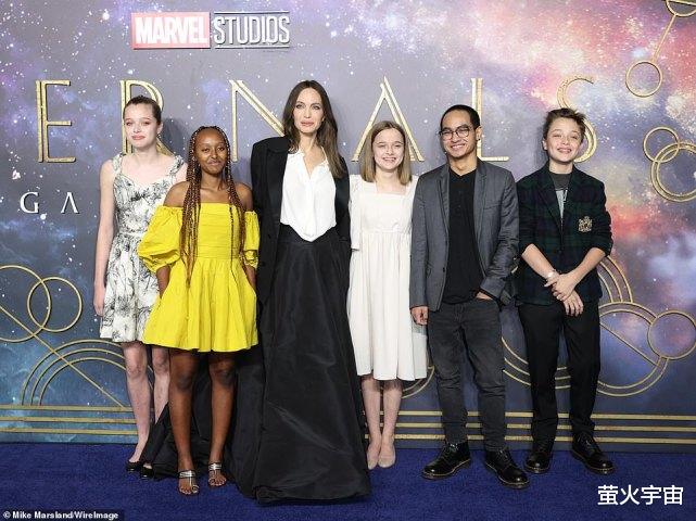 霍思燕|46岁安吉丽娜·朱莉身姿挺拔, 而她的孩子们却含胸驼背, 脖子前倾!