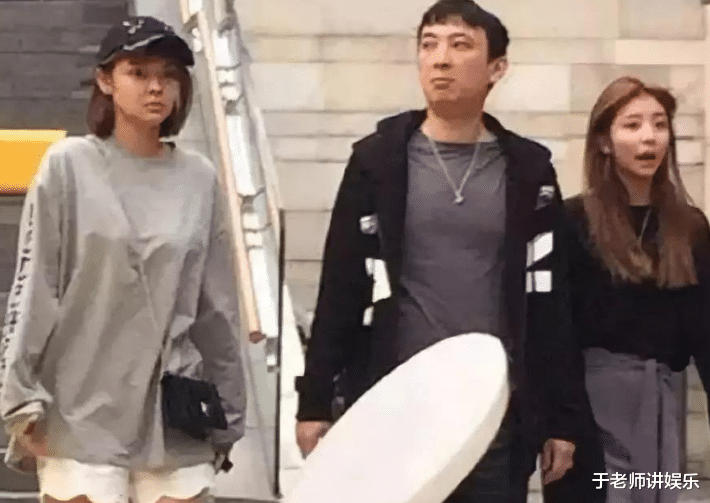 王思聪|故态萌发，王思聪带四个网红美女逛街，不经意露出两千万名表