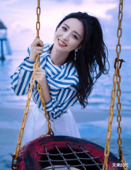 天果时代|佟丽娅单身后美出新高度，女团头配“裙裤”，清新搭配穿出少女感