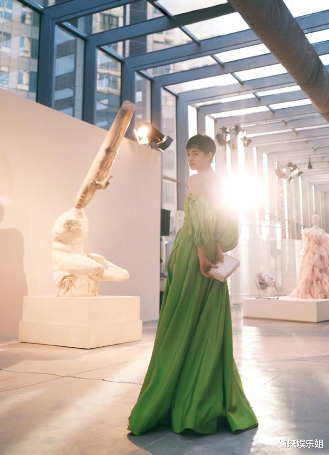 孙俪|孙俪罕穿绿色抹胸裙亮相，留利落短发优雅大方，生图被赞很瘦很美
