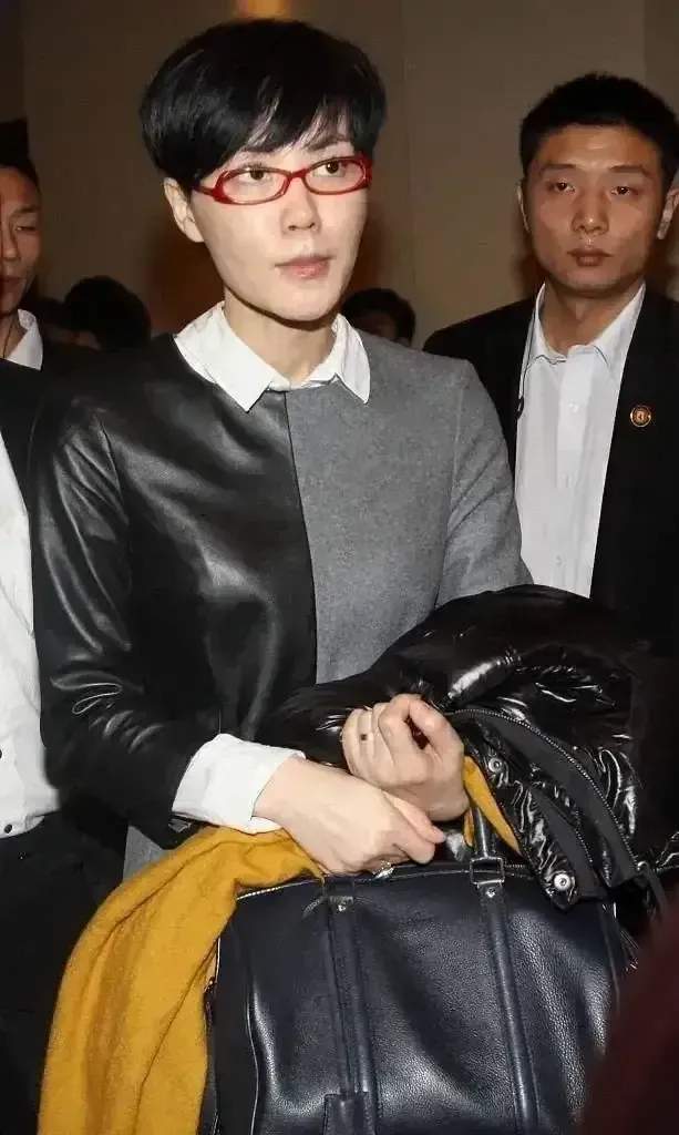 王菲 王菲剪短发气质秒变大妈 网友:不如以往任何一个发型好看