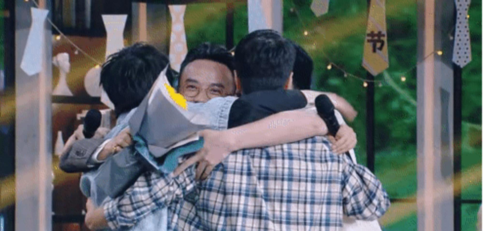 王一博|王一博跨年彩排现场，氛围感轻松，涵哥现身温暖助力