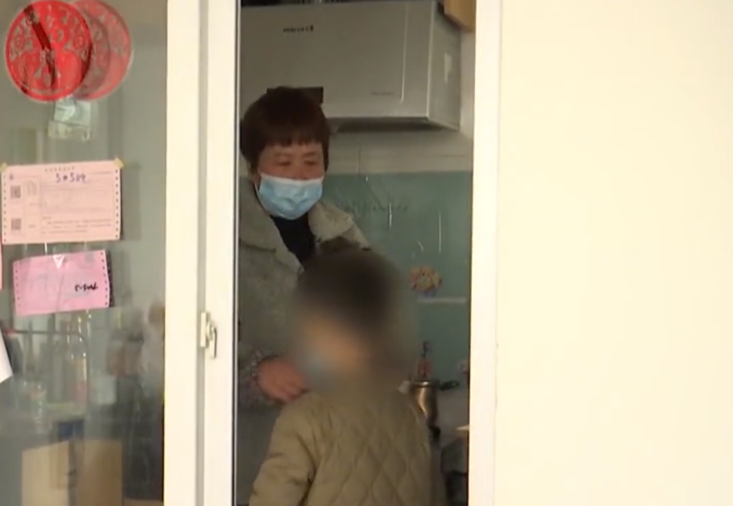 儿子判给妈妈,前夫不愿给抚养费,妻子一怒之下改掉儿子姓氏?