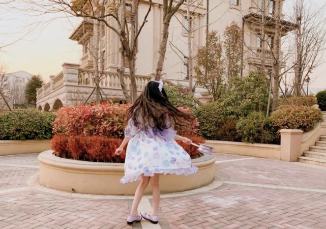 蔡萝莉|殷世航被封号后,蔡萝莉打擦边球黑历史被扒,网红圈恶俗现象为何层出不穷?