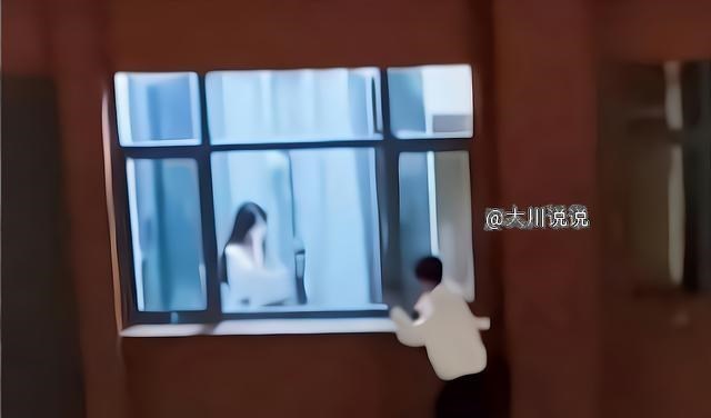 江苏一女大学生宿舍一楼开直播,跳热舞引争议,男生上门要加好友