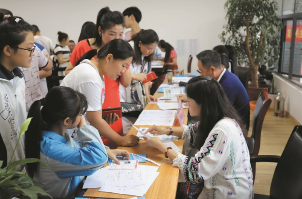 聚会|中小学流行登记“家长职业”，这几种不受老师待见，家长们炸开锅