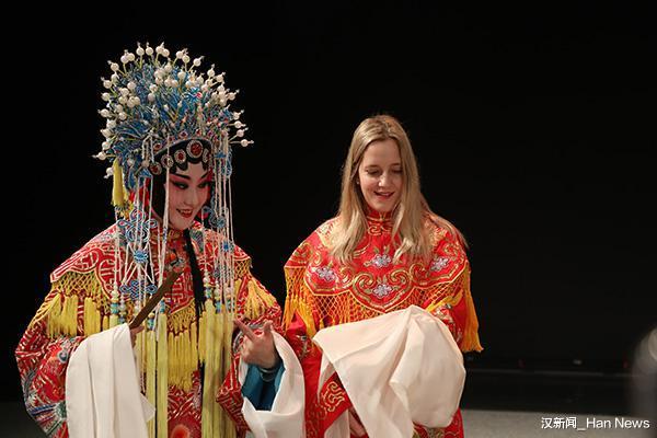 汉新闻_Han News “外国网红解码幸福武汉”融媒体采访团走进武汉经开区