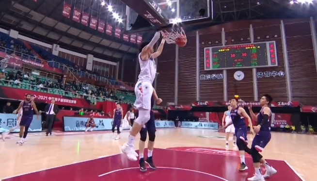 新疆男篮|新疆双塔全让！阿的江用意不明显？摩尔哈斯失误，郭士强面色铁青