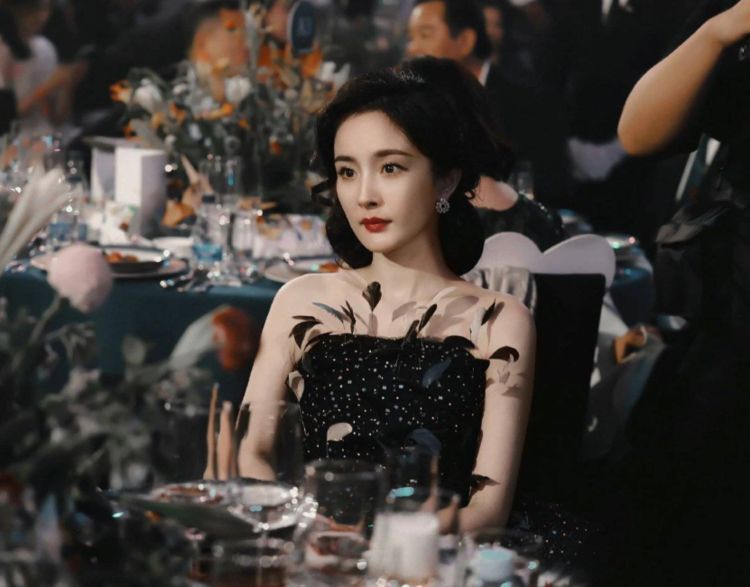 杨幂|杨幂这张神图的背后，不仅全程在吃，事后还带团队去蹭了景甜的饭