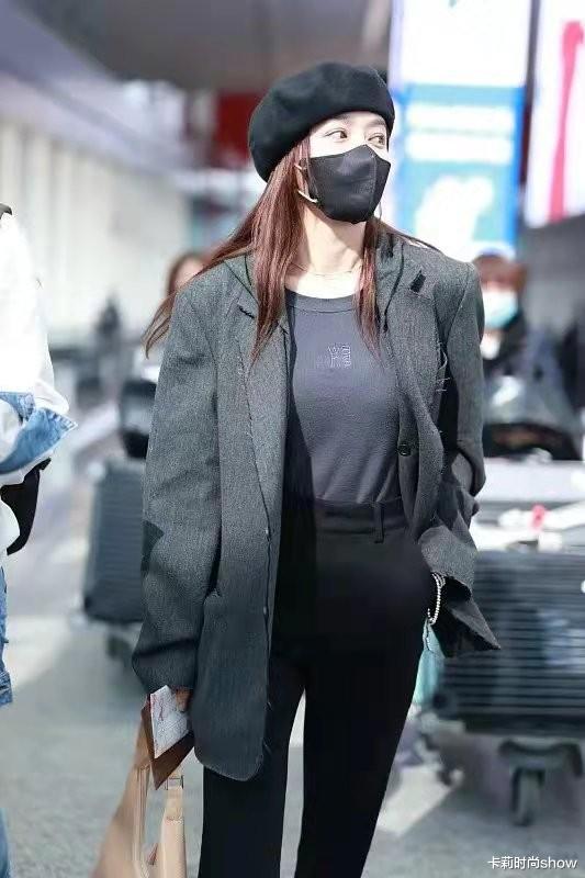 秦岚|42岁秦岚真是穿搭“女王”，穿一身“灰扑扑”都高级，人见人爱