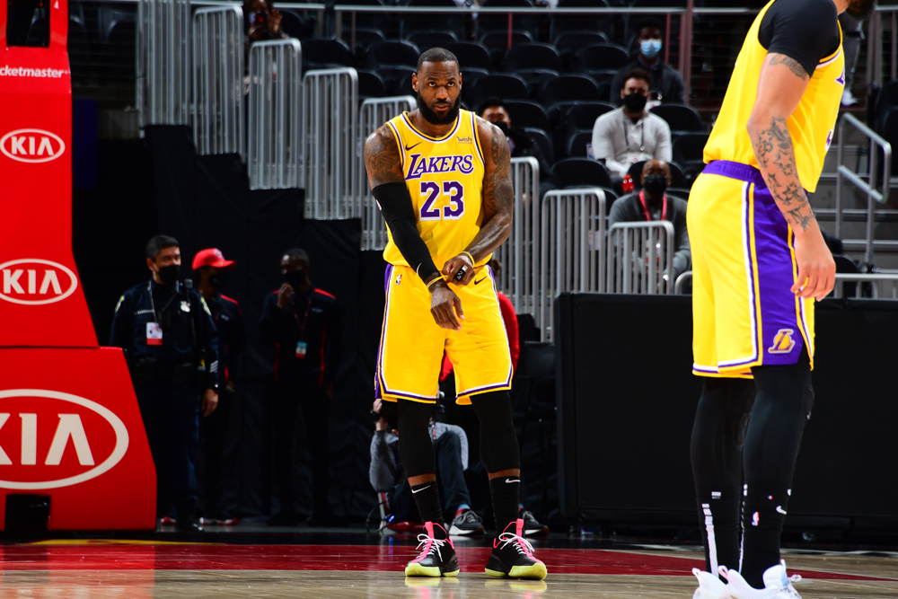 湖人隊|詹眉4巨頭狂轟81+15勝老鷹！湖人交易簽約大獲成功，卡佩拉16+13