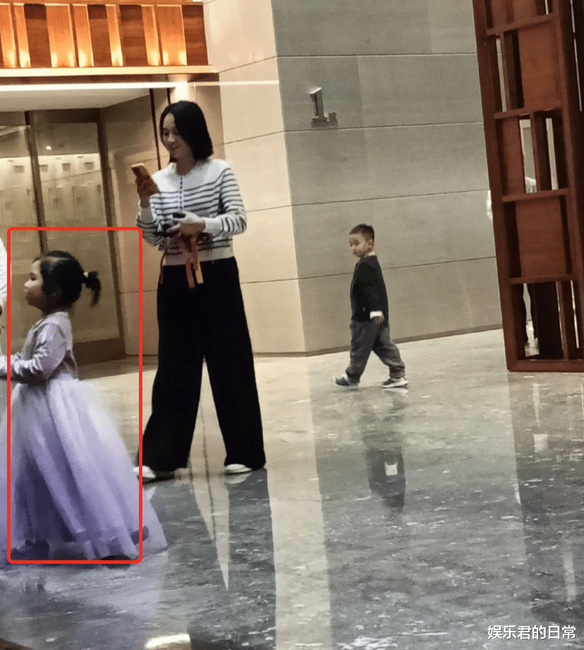 朱珠|40岁朱丹素颜带娃被偶遇，腰身显粗不像明星，大女儿肉嘟嘟超可爱