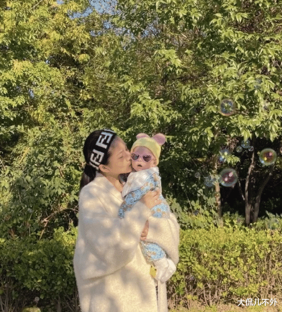 杜淳|杜淳妻子王灿带女儿探班,女儿的穿着简直不要太萌太可爱,好想亲一口