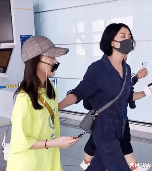 连体裤|王菲携女儿李嫣走机场，连体裤又飒又酷，比不过李嫣的小鸟腿吸睛
