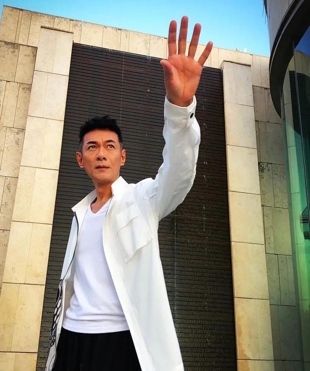 街拍|乘电车租村屋的江华，拒演影版《寻秦记》，59岁复出拍戏或因发哥