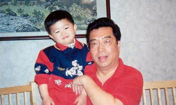 李双江|82岁李双江携妻子露面全程无交流，55岁梦鸽低调坐角落却仍是焦点