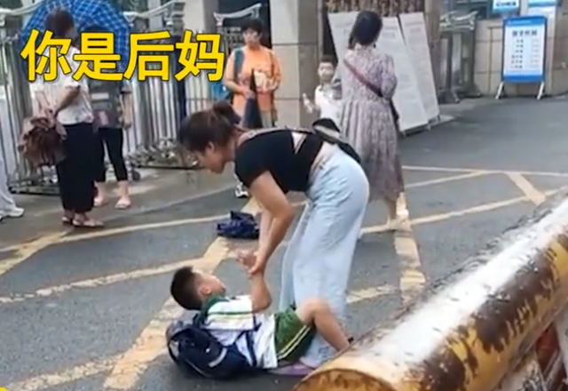 湖南 “你是后妈”湖南男孩不愿上学校门口打滚女子很无奈，网友：上头