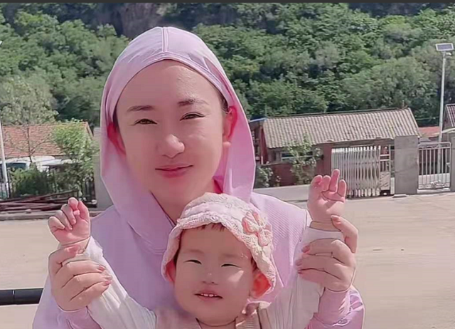 赵本山|赵本山徒弟丫蛋庆35岁生日，切三层蛋糕排场大，肚子隆起疑怀三胎