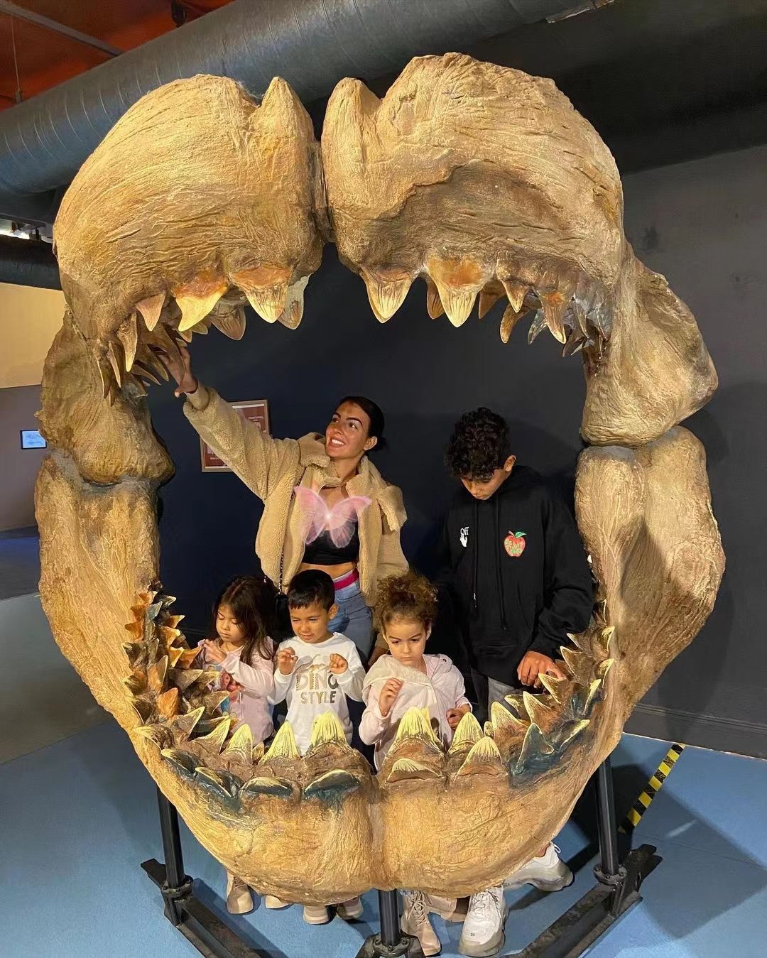 尤文图斯|C罗晒全家福！未婚妻穿毛衣看不出怀着双胞胎，11岁迷你罗超帅气