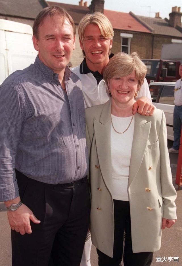 小贝|贝克汉姆晒婚礼照，给爸爸整理领带裂痕消除，和富婆继母却难亲密