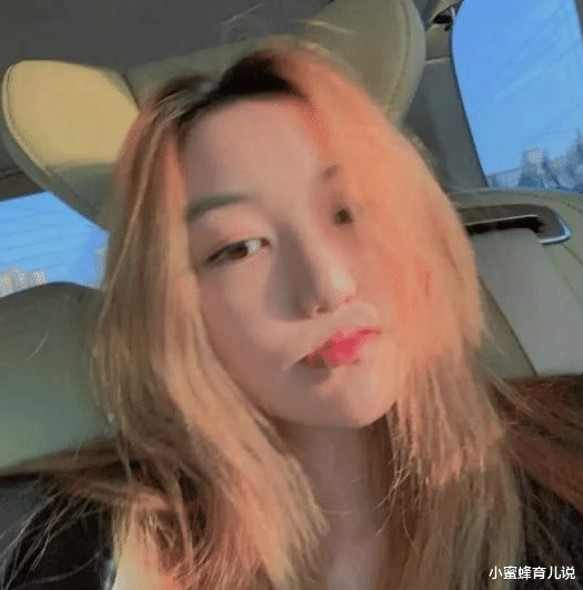 黄忆慈|黄多多穿“白透丝”坐地上拍照，被骂上热搜：这就是你教的女儿？