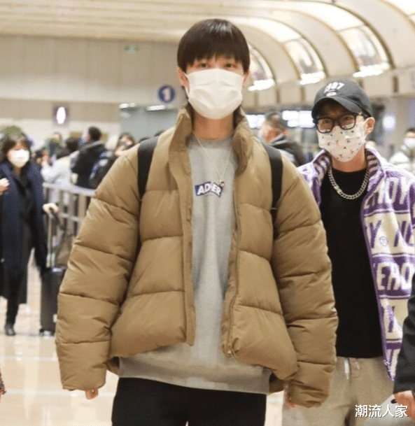 李宇春|李宇春机场造型依旧时尚，浅色羽绒服真飒，唯美还好看