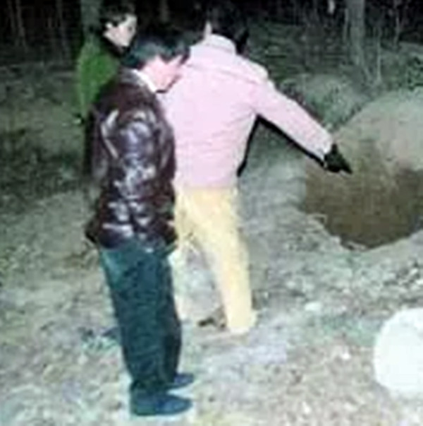  深井中惊现裸体女尸，揭开连杀案序幕